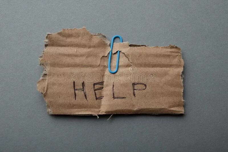 Картонка автостопщика. Девушка автостоп. Автостоп. На трассе мужчина с табличкой. Путешествие автостопом в европе.