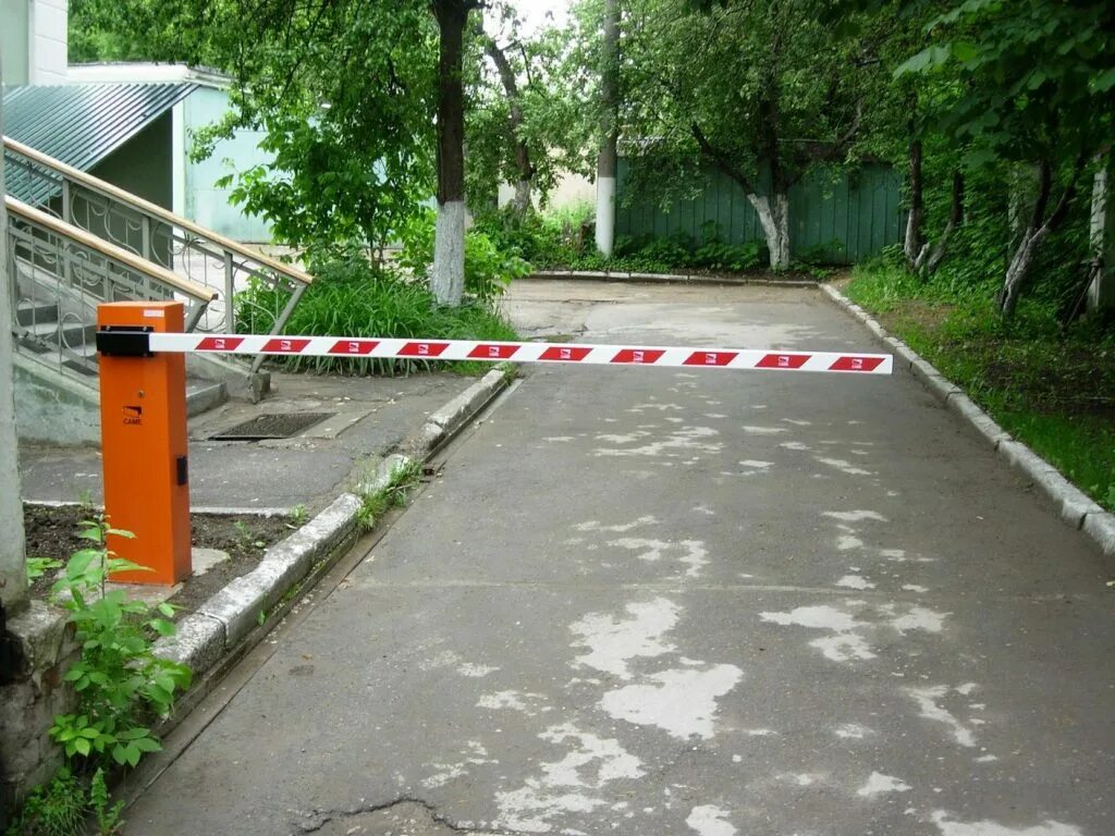 Шлагбаум. Шлагбаум. Шлагбаум в мкд. Въезд во двор шлагбаум. Парковка шлагбаум во дворе.