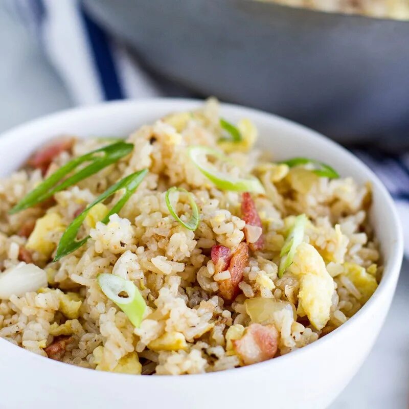 Рис с яйцом и соевым. Жареный рис (fried rice). жареный рис с яйцом. китайский жареный рис. жареный рис с овощами.