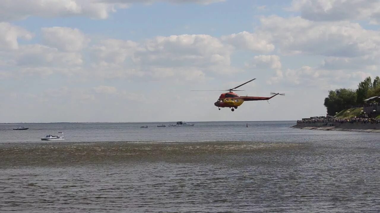 Вертолеты над железногорским водохранилищем. Камышин вертолет. В Камышине упал вертолет. Вертолет над пляжем в Евпатории. Вертолёт сел на пляж в Татарстане.