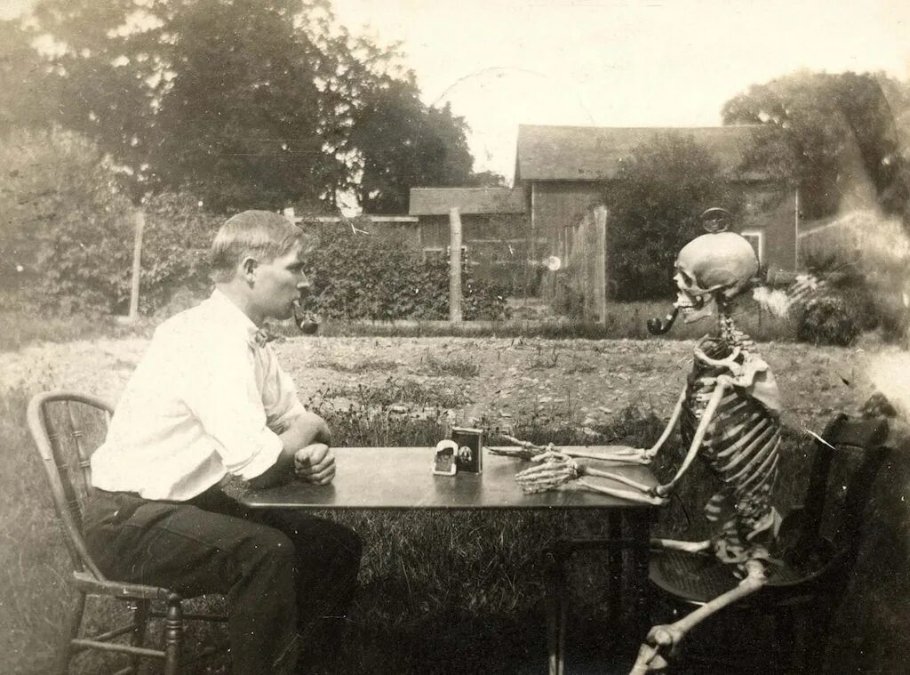 Современные вещи на старых фотографиях. Старинные фотокарточки. Современные вещи в прошлом. Человек з прошлого. Человек з прошлого.