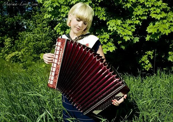 Гармонист. Женщина с аккордеоном. Мальчик с гармошкой. Солдат с гармошкой. Алексей симонов гармонист.