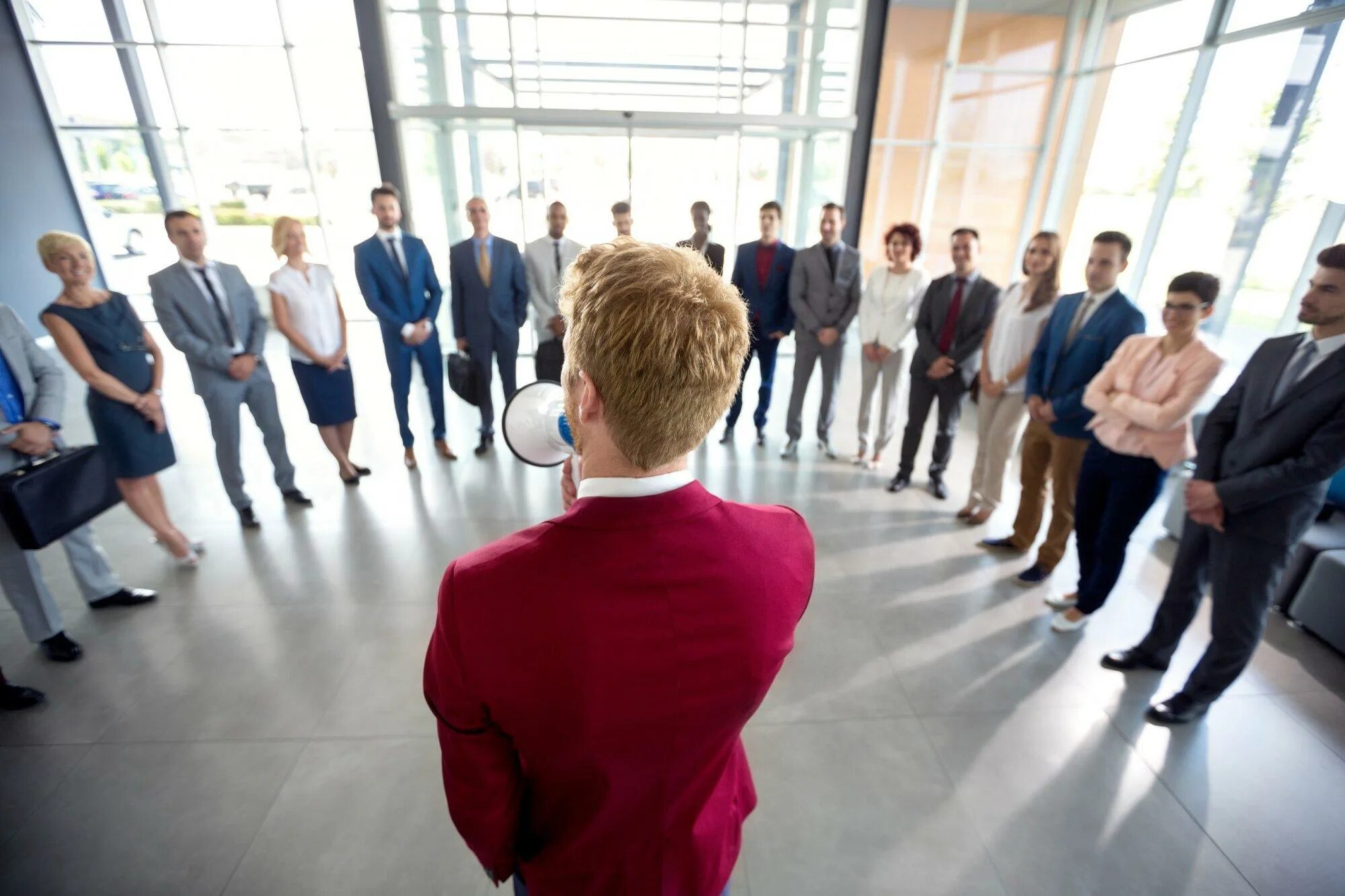 Отбор кандидатов. Собеседование. Государственные служащие. Мероприятия по отбору кандидатов на должность. Государственный служащий на белом фоне.