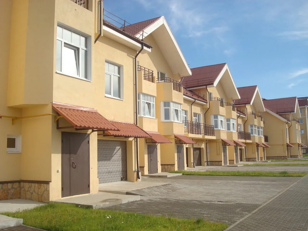 Таунхаус. Таунхаус ленобласть. Шагрово коттеджный поселок. Таунхаус ленобласти от застройщика. Таунхаусы петергоф ропшинское шоссе.