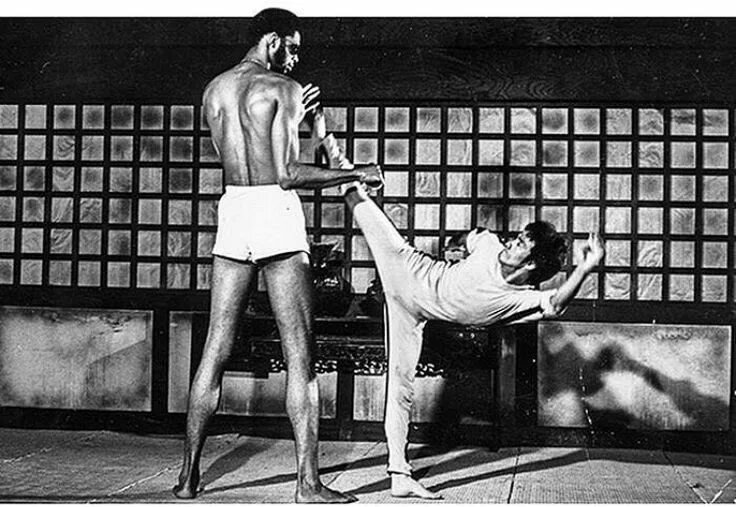 Дерется как брюс. Bruce lee trenirovka. брюс ли тренировки. брюс ли фото. брюс ли шпагат.