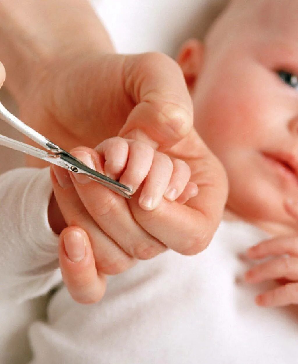 Как подстричь новорожденного. Подстригаем ногти малышу. Стрижка ногтей новорожденному. Стричь ногти новорожденному. Ребенок подстригает ногти.