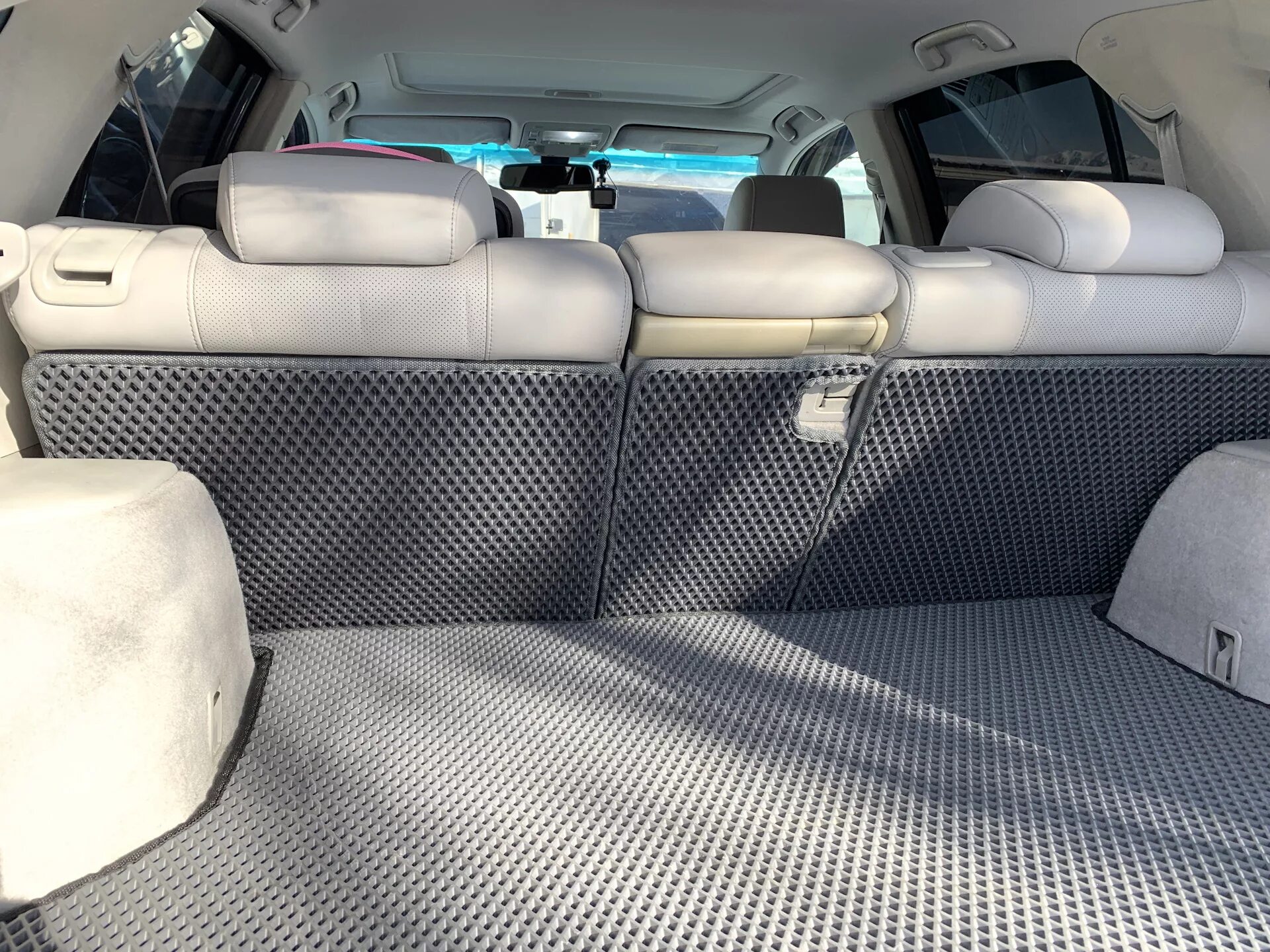 Без задних сидений. Салон серый машины заднее сиденье. Задний ряд приора седан. Кровать на заднее сиденье. Задний ряд сидений приора.