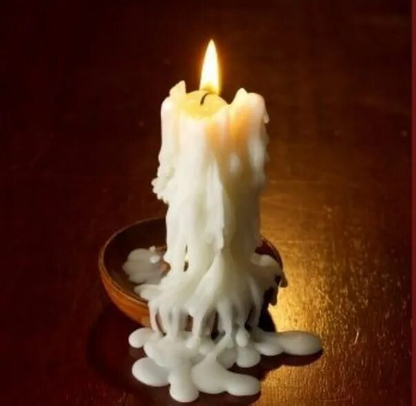 Стекающий воск. Оплавленная свеча. Скульптура из воска. Оплавленная свеча. Тающие свечи.