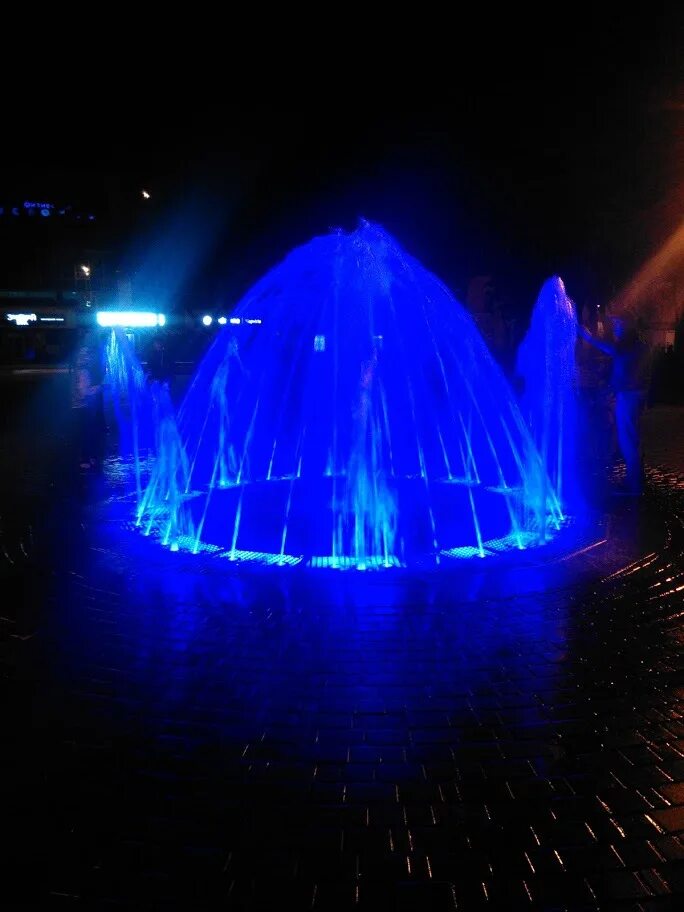 Светящийся фонтан в каменске уральском. Светящийся фонтан в пустыне холодный. Световой фонтан. Диодные фонтаны. Неоновый фонтан.