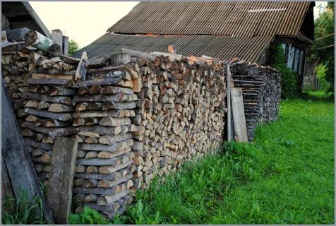 На половине дороги стояли сложенные дрова