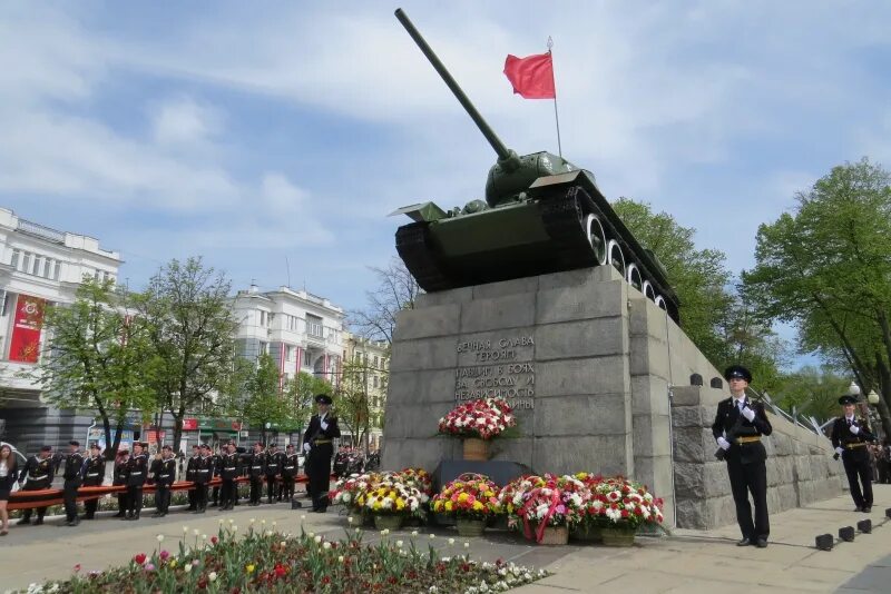 Т и м г орел. Город орел сквер танкистов. памятник в сквере танкистов в орле. сквер танкистов орел вечный огонь. первомайский сквер орел.