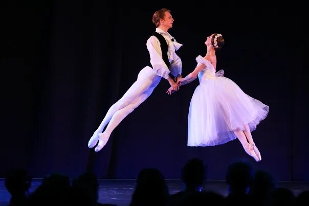 Король вальса в россии. Севастопольский вальс оперетта. Севастопольский вальс музкомедия. Севастопольский вальс спектакль. Севастопольский вальс музкомедия.