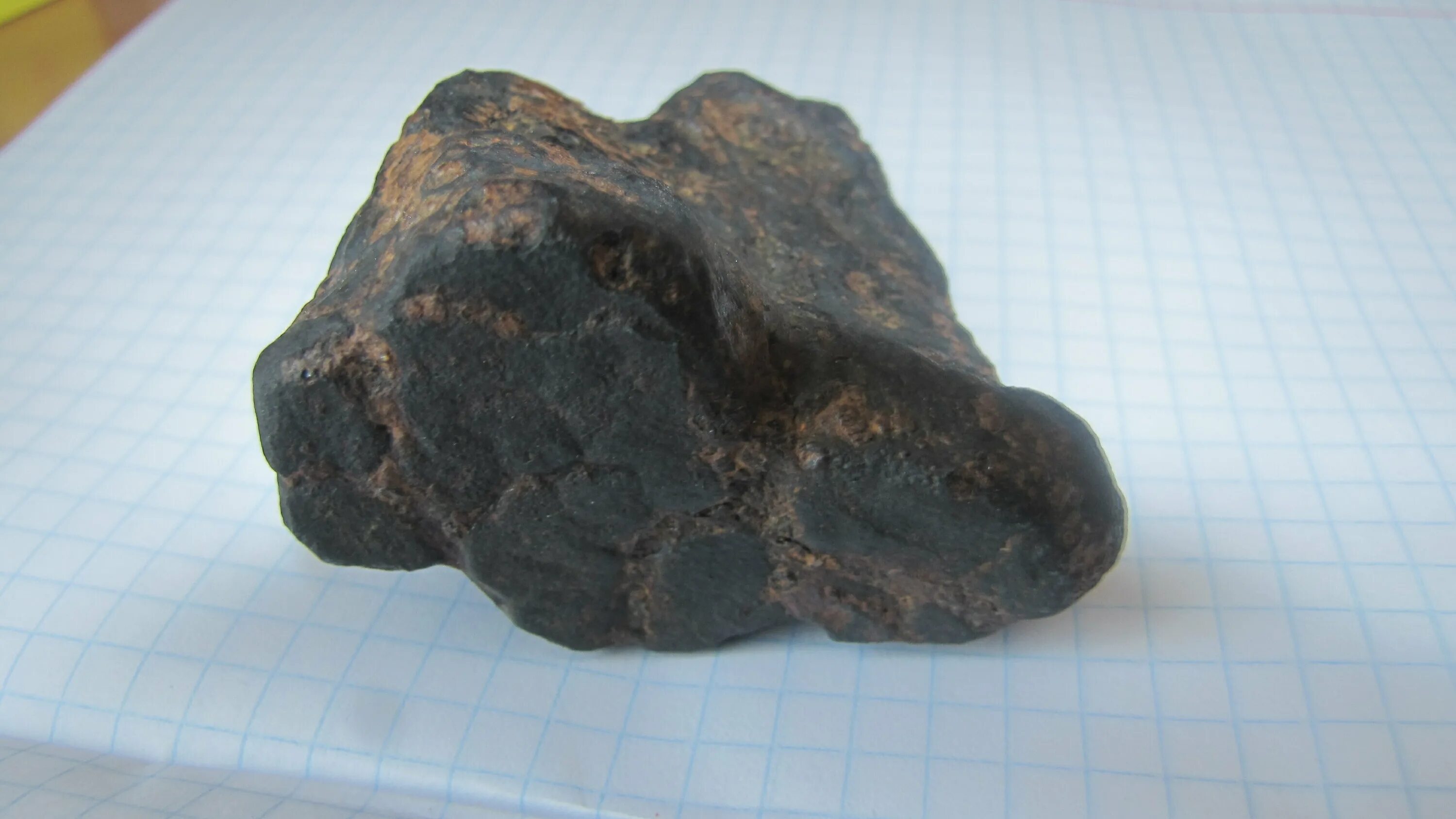 Метеориты забайкалья будулан. Кусок метеорита. Каменный метеорит alh 81005. Метеорит 23. Базальтовые метеориты.