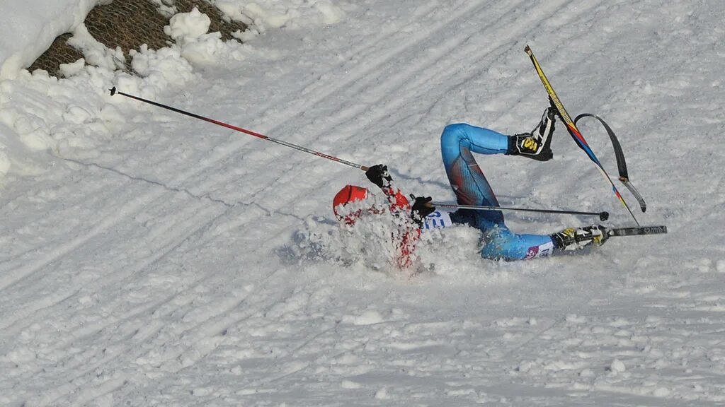 Лыжники упали. Сломанные лыжи. Упавший лыжник. Падение на лыжах. Падение лыжника.