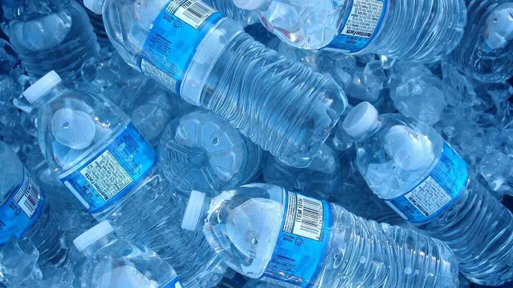 Продажа воды в бутылках. Бутылка для воды. Пластиковая бутылка. Бутилированная вода. Бутилированная вода бутылка.