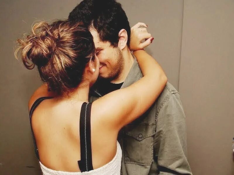Крепко обнимает девушку. Красивые фото мужчины и женщины в объятиях. Девушка уткнулась в парн. Он прижимает меня к себе. Парень обнимает девушку.