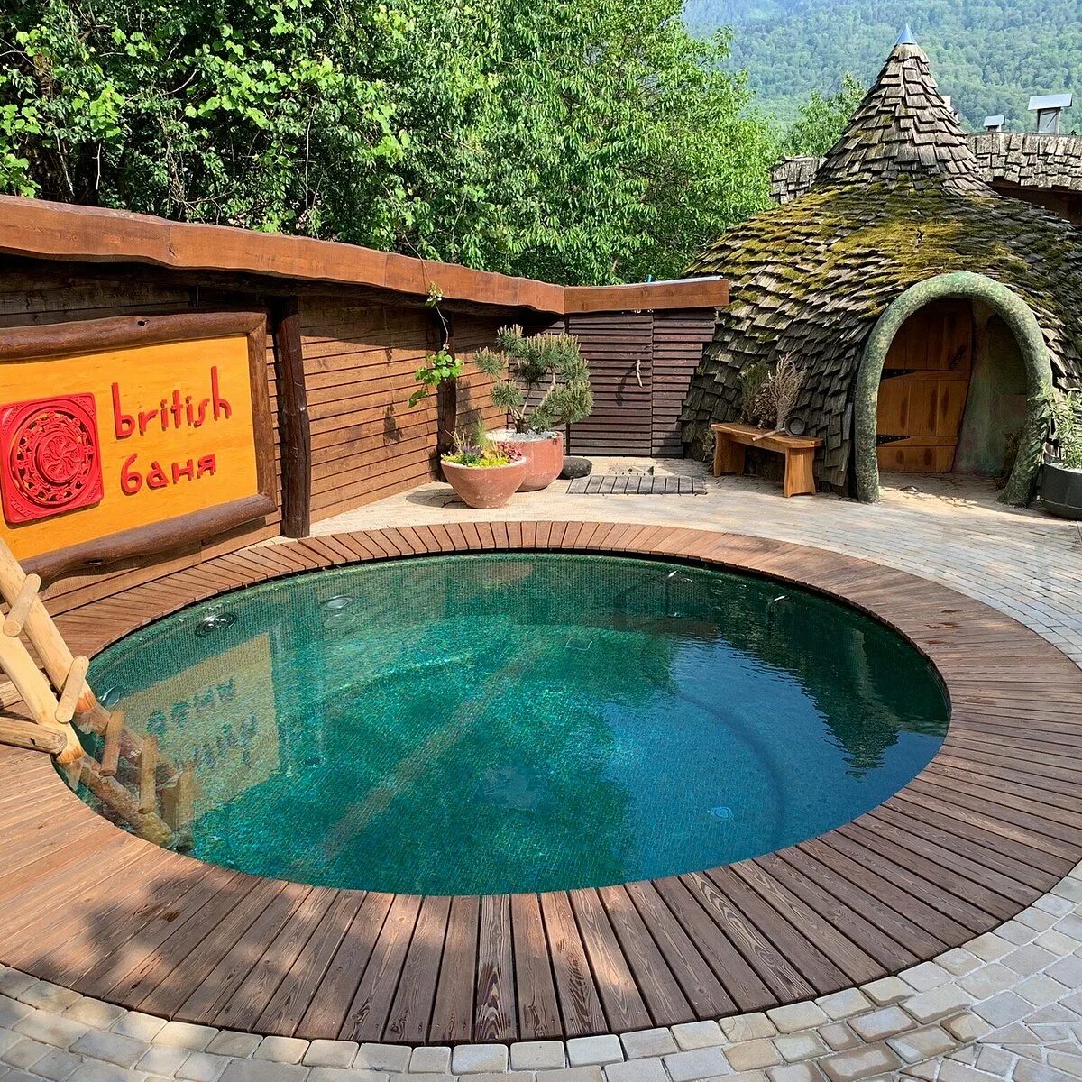 Красная банька. Баня с чаном красная поляна. Сауна на красной. British баня в красной поляне. Банный комплекс красная поляна сочи.