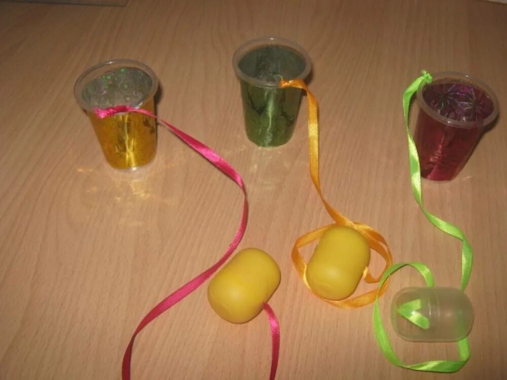 Игра попади бумагой в ведро. Попади в стаканчик. Beer pong игра. Бирпонг игра. Челлендж попади в стакан.