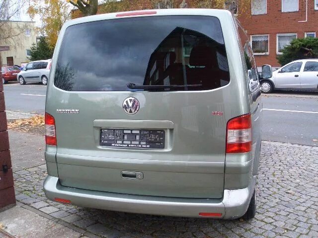 Задняя дверь транспортер т5. Volkswagen т5 задняя дверь. Volkswagen Transporter t5 дверь. Заднее стекло Фольксваген Транспортер т5. Фольксваген Транспортер т5 задняя дверь.