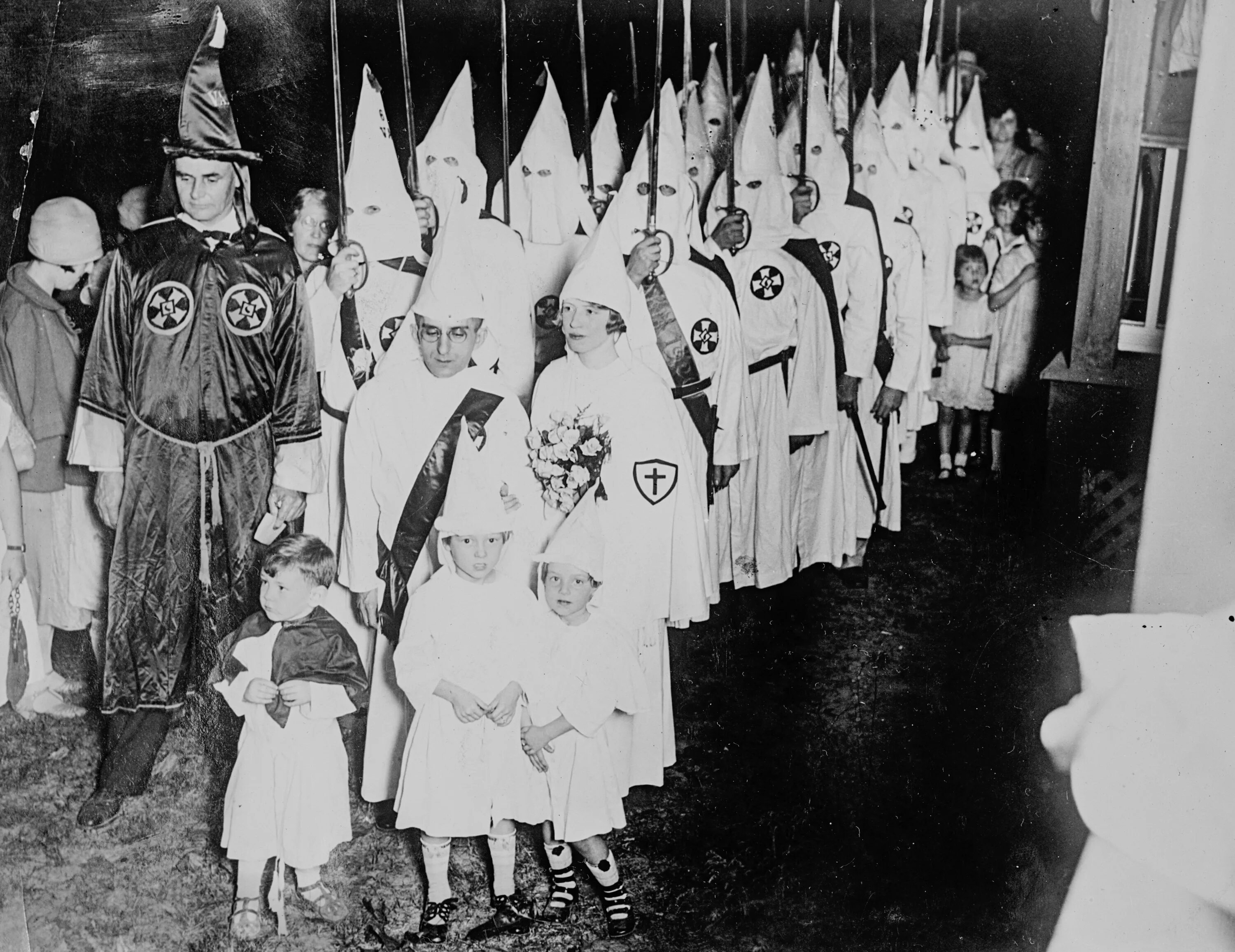 Третий клан ку клукс клан. Сектанты. Духоборы на молитве верещагин. Ку-клукс-клан сша 19 век. Антон лавей сатанинская церковь.