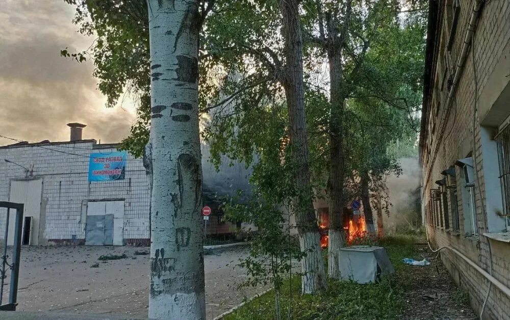 Донецк разрушения от обстрелов 2022. Массированный обстрел донецка. Реакция на обстрел донецка. Реакция на обстрел донецка. Разбомбленный дом киевский район донецка.