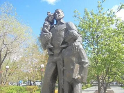 В каком городе памятник отцу