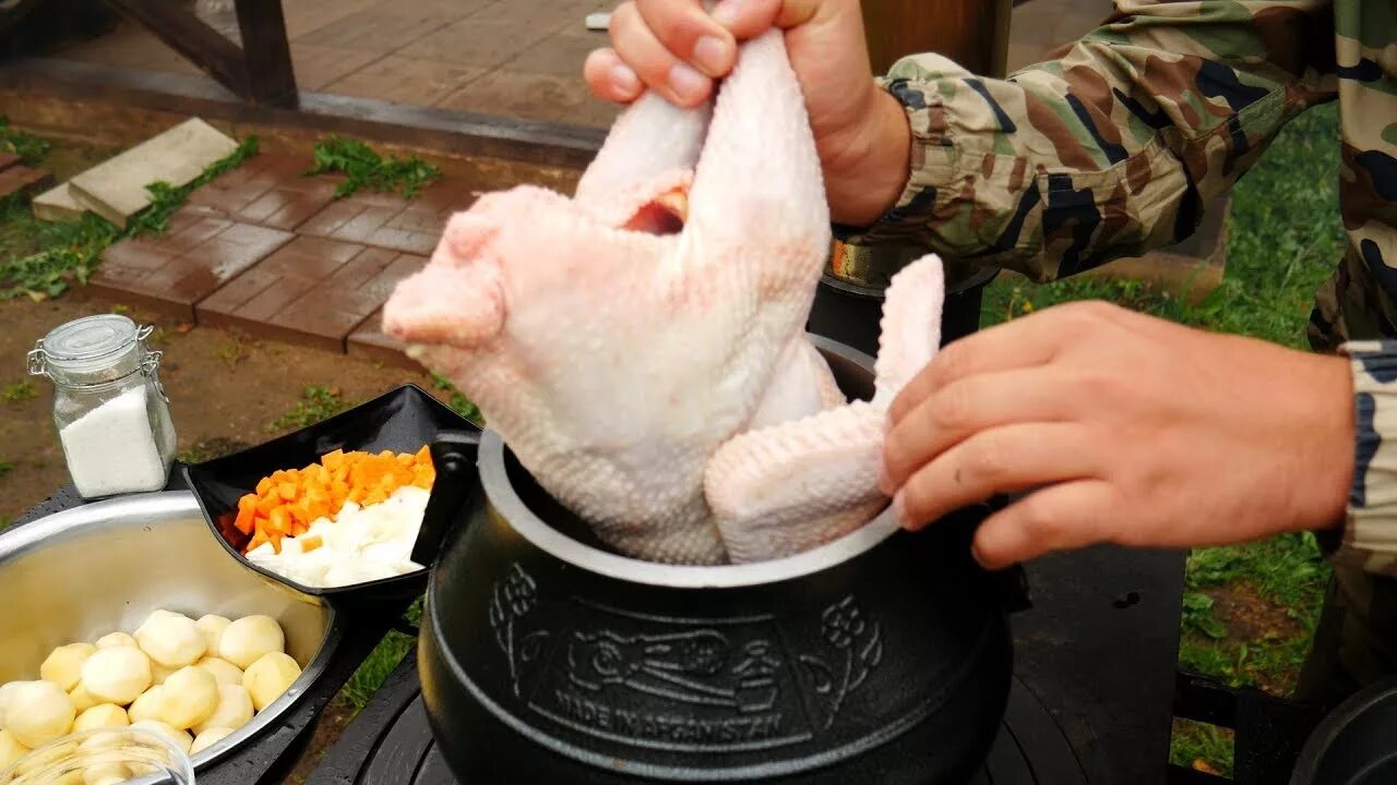 Видео приготовления в казане. Курица в афганском казане. Афганский казан готовка. Готовка еды в афганском казане. Афганская курица.