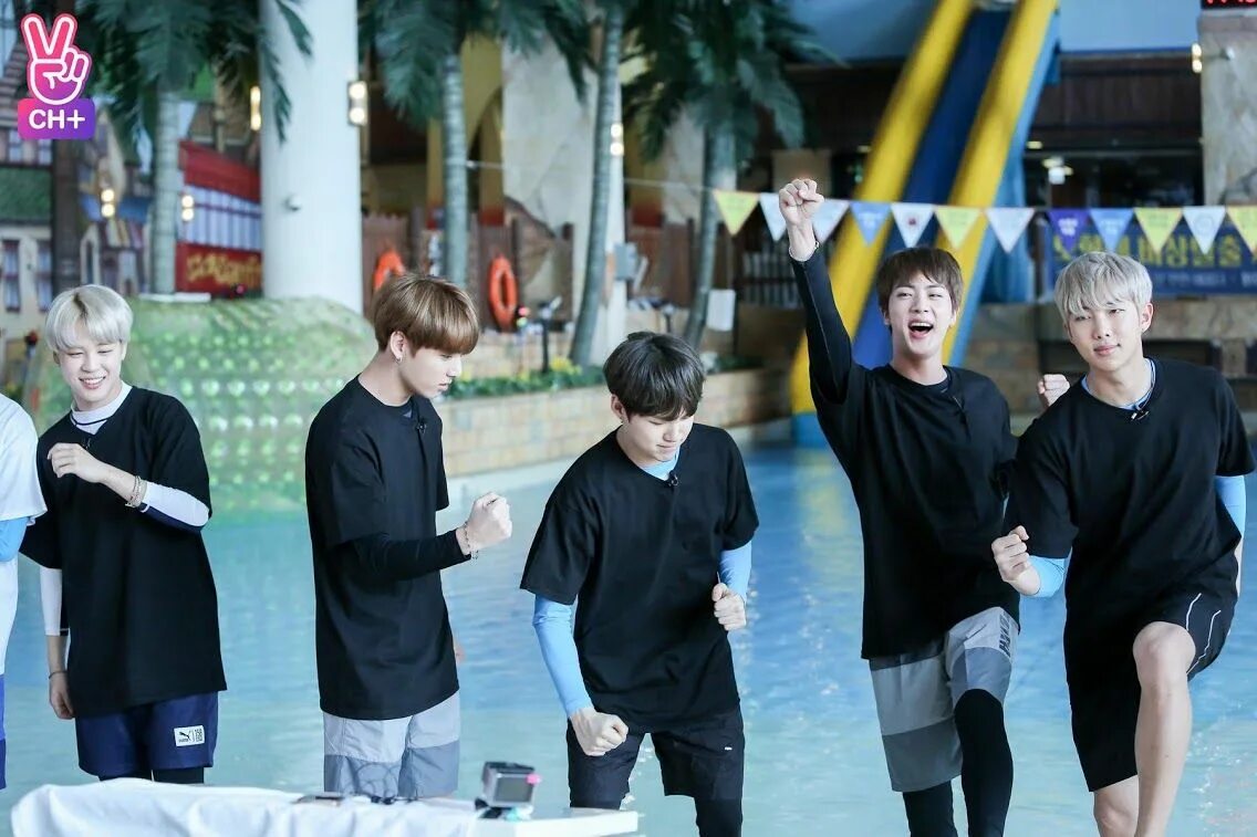 Выпуски run bts. Run bts 13 эпизод. чимин в 13 эпизоде run bts. run bts скаты. фото ран бтс.мыльное футбольное поле.