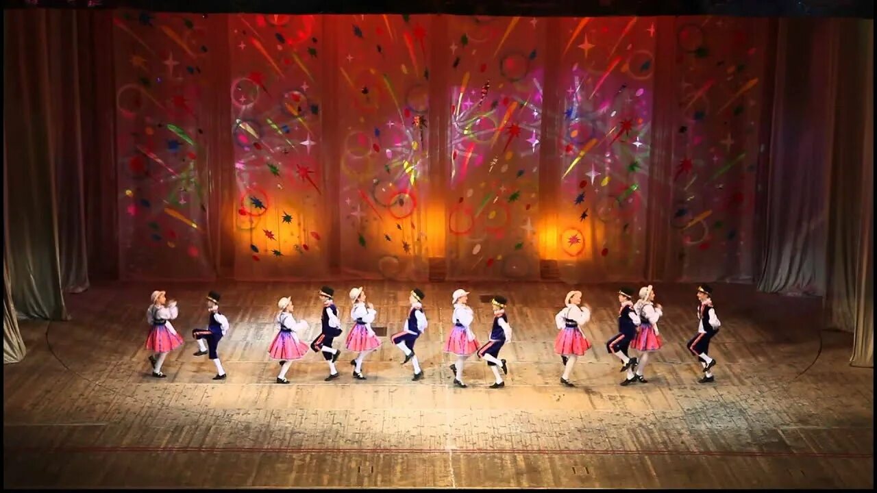 Танцевальный коллектив хрустальный башмачок новосибирск. Советские детские танцевальные коллективы. Движения к танцу башмачки. Башмачок уфа танцы. Танец башмак.
