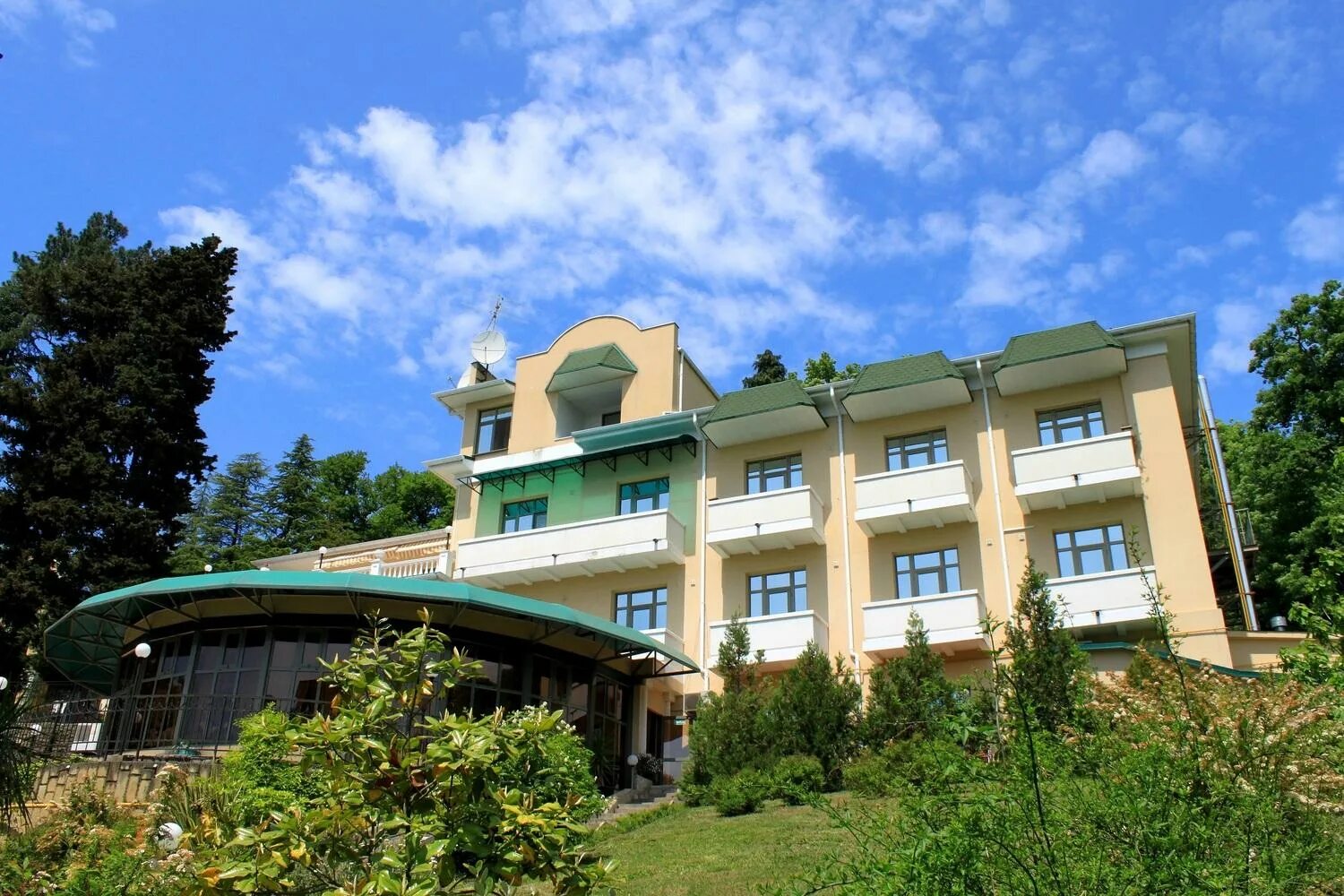 Курортный просп 120 корп 2. Сочи вип зелёная роща. Санаторий рест мацеста сочи. Дом музей дача сталина в сочи. Парус в сочи гостиничный комплекс.