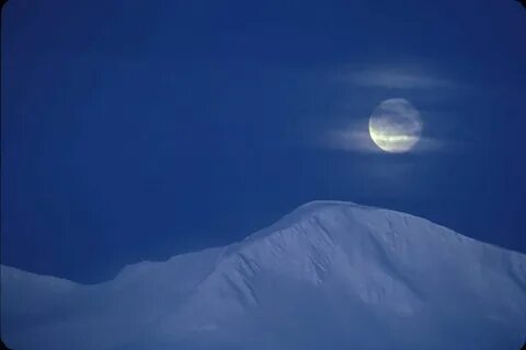 Снег а небе луна