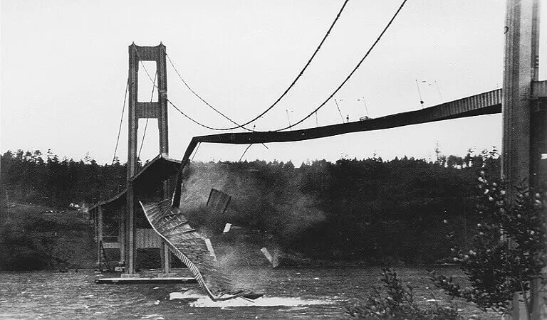 Мост в сша разрушение. Такомский мост 1940. Разрушение моста Такома Нэрроуз в 1940 году. Разрушенный мост. Такомский мост в США.