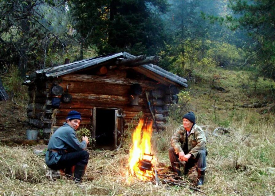 охотничьи зимовья в тайге восточной сибири. таёжные отшельники севера сибири реки лена. зимовье на реке утулик. тайге. охотничий домик в тайге.