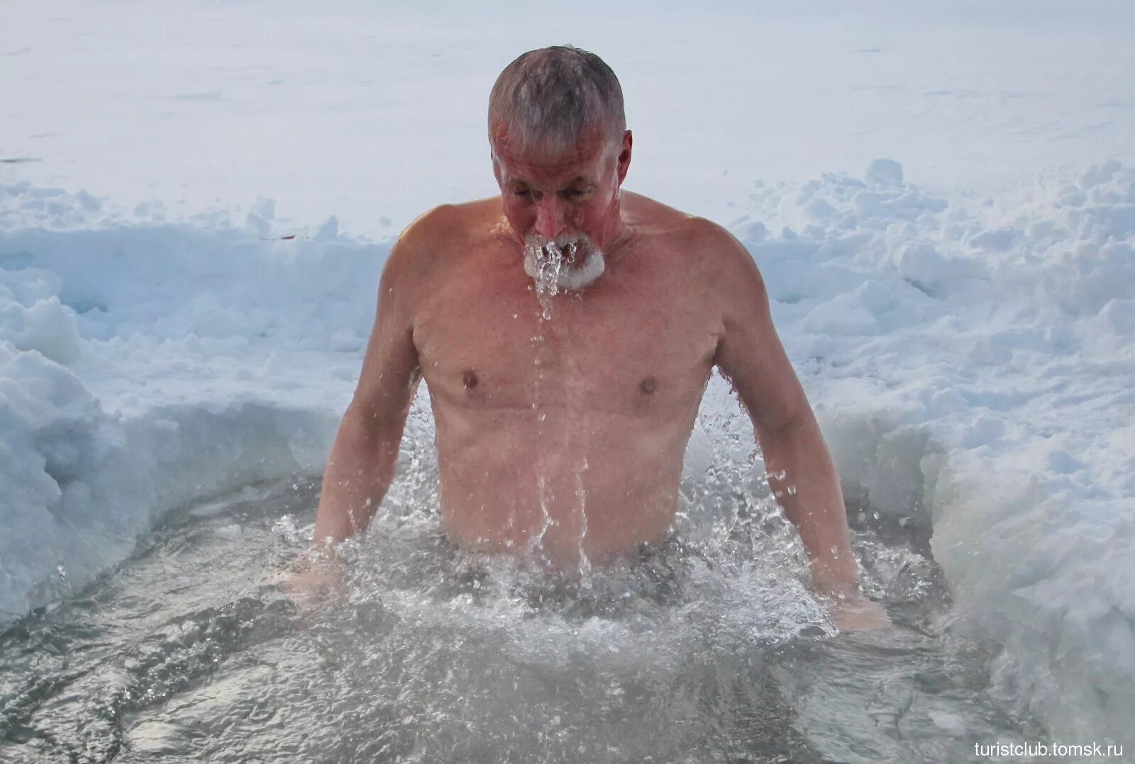 крещенские купания моржи. купание моржей в проруби. моржи купаются в проруби. омские моржи 2021. купание зимой в проруби.