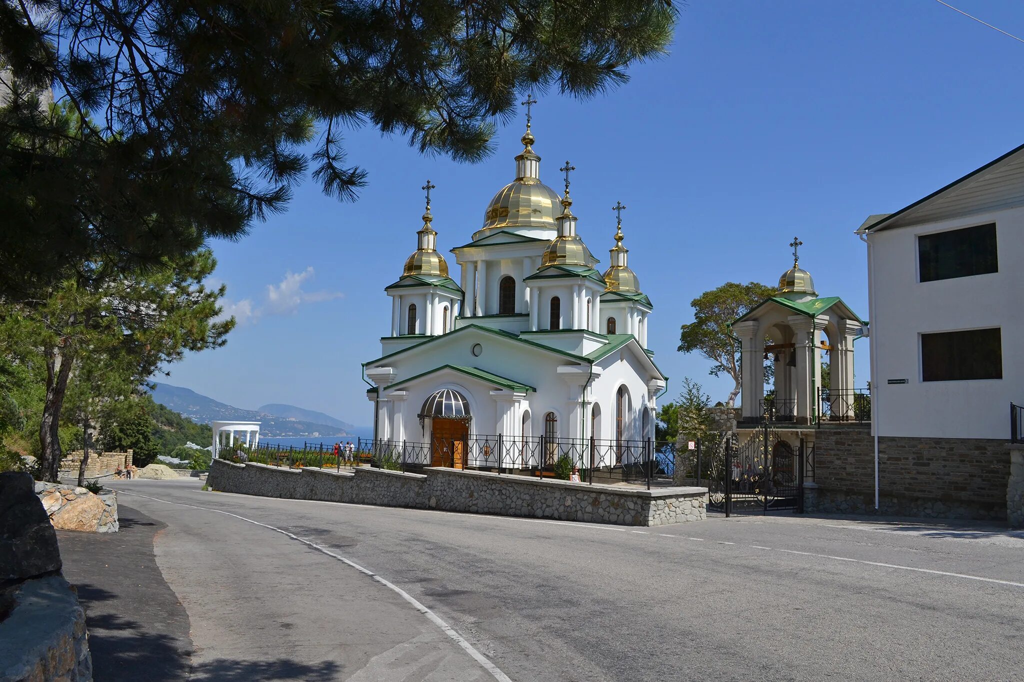 Ялта Церковь Архистратига Михаила. Крым Ореанда храм Архангела Михаила. Церковь Архангела Михаила Ореанда Ялта. Храм Святого Архистратига Михаила (Ореанда). Золотое кольцо крыма