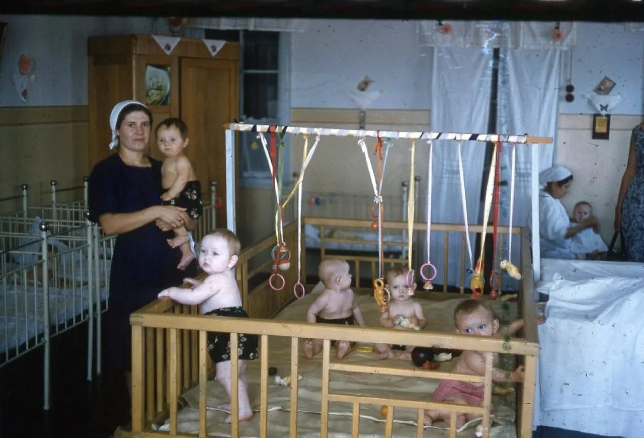 Ясли сады в ссср. Детские ясли в ссср. Советские ясли. Детские сады ссср 80е годы. Детский сад в 60-е годы.