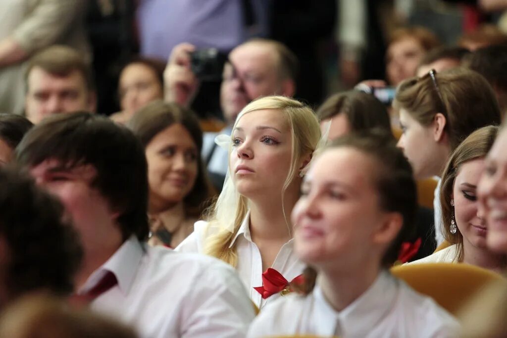 Последний звонок подмосковье. Школьники средних классов. Школьная олимпиада. Учитель в классе. Школьников последнее выступление.