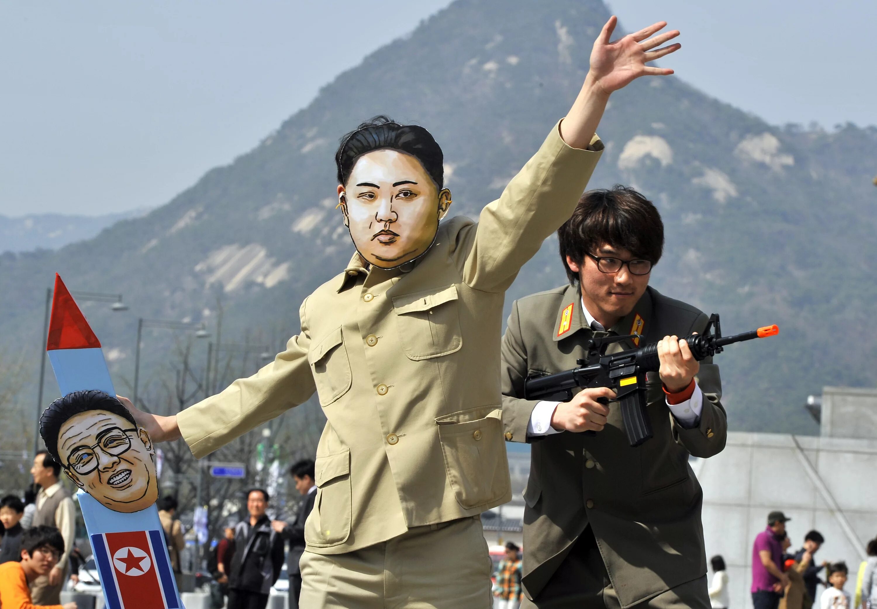 Северные корейцы. Взвод удовольствий в Северной Корее. Северокорейские герои. Почему корея закрыта