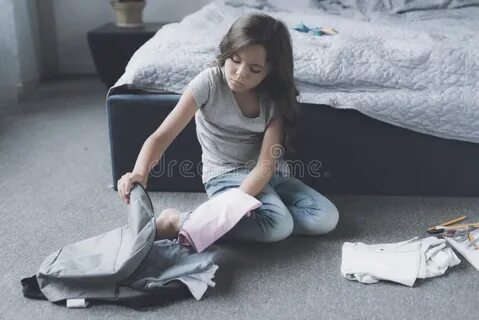 Она сидела на полу слушать