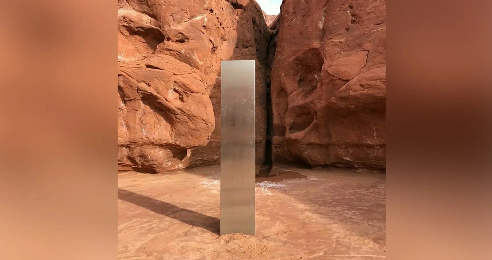 Загадочный обелиск. Монолит в пустыне Юта. Таинственный монолит штат Юта. Железный монолит в пустыне. Металлический монолит в пустыне.
