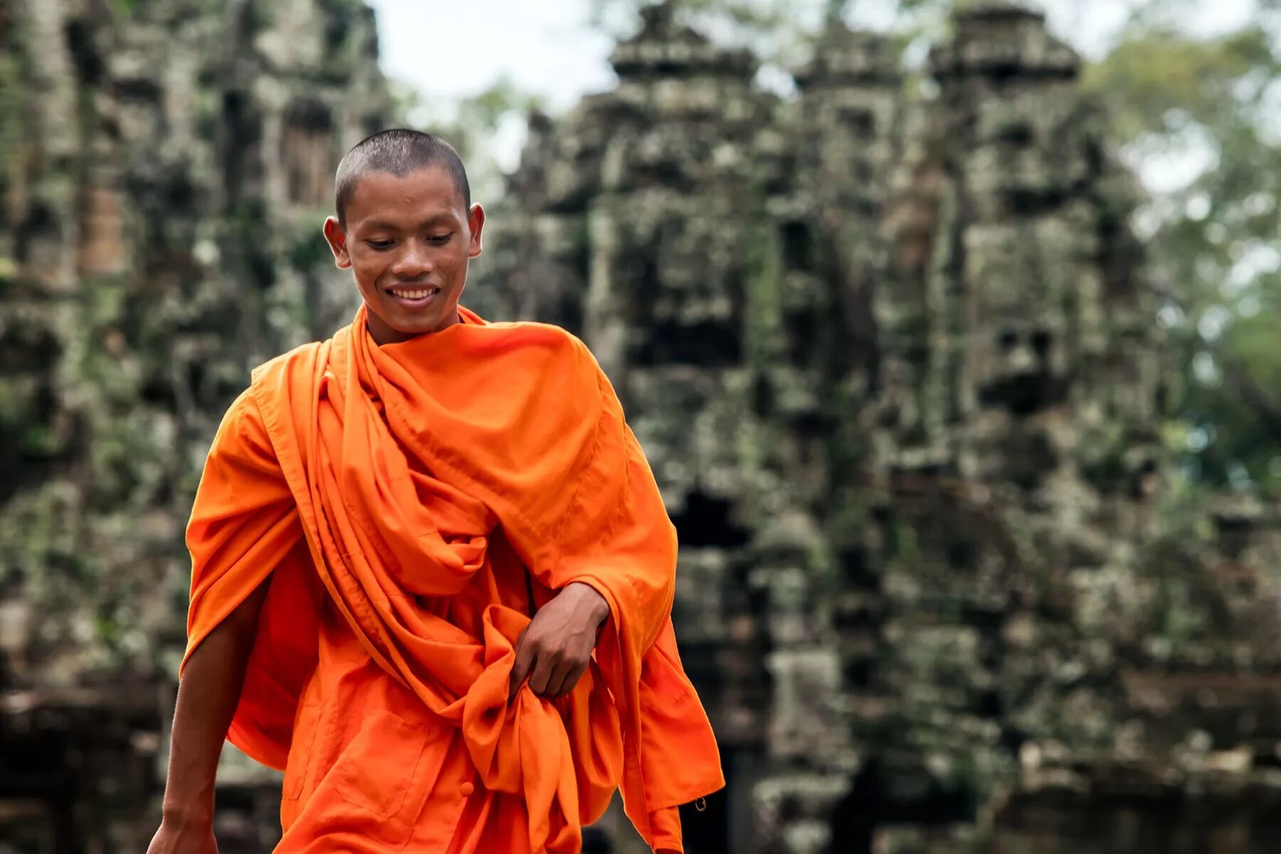 Буддисты. Буддизм махаяна монахи. Буддистский таиландский монах. Монахи в Тайланде. Дзен буддист.