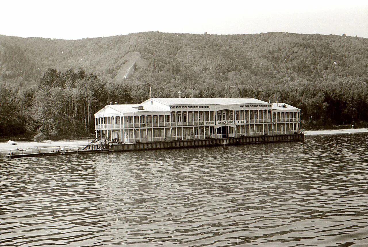 Дебаркадер припять. Дебаркадер отдых. Плавучая пристань дебаркадер. Дебаркадер уфа. Подгоры самарская область пристань на волге.