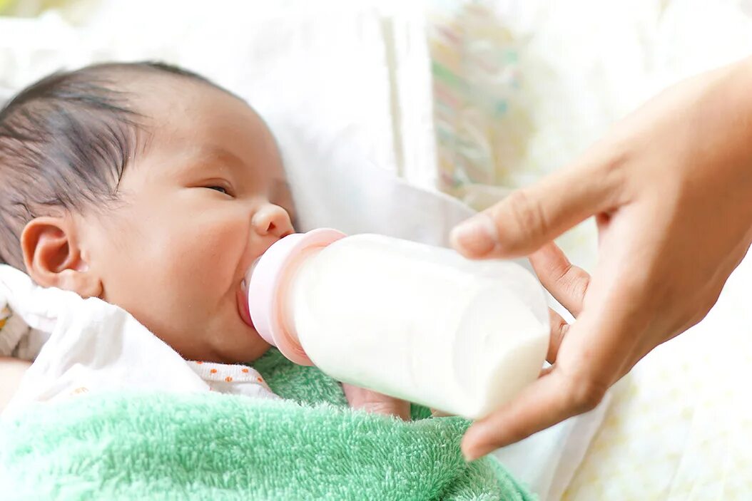 Новорожденный ребенок можно давать воду. Малыш пьет из бутылочки. Малыш пьет грудное молоко. Младенец пьет молоко. Младенец пьет грудное молоко.