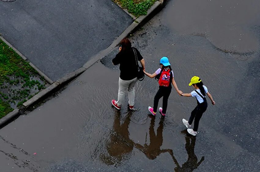 Через несколько минут в городе началась. Дождливое лето 2023. Три дня дождя Липецк. На улице 23 градусов. Дождик в июне.