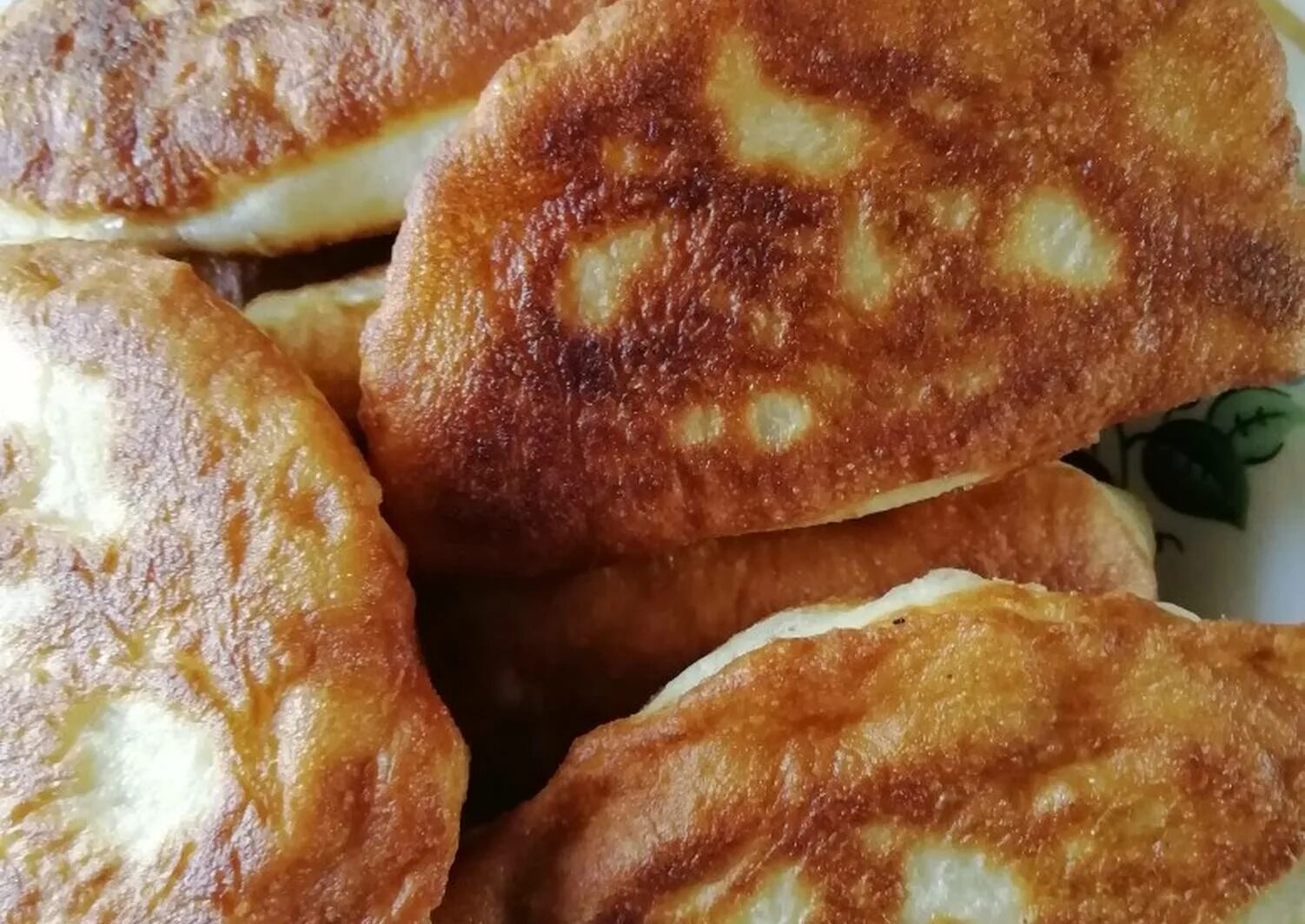 Пышные кабачковые оладьи на кефире. Таратушки. Оладьи на простокваше. Оладьи на дрожжах пышные. Оладьи на кефире с кабачками.