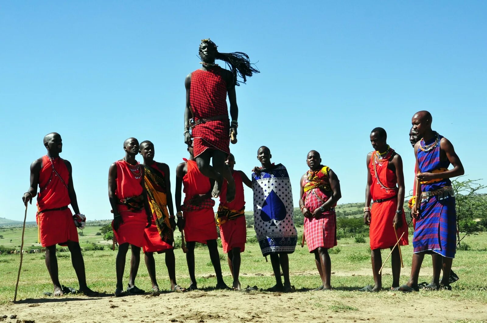 Кения особенности страны. Масаи племя прыжки. Кенья Масаи. Африканское племя Масаи. Масаи Кения прыжки.