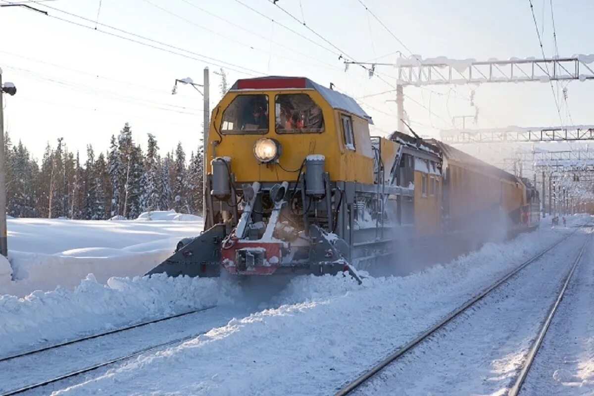Снегоуборочная машина жд. Очистка железнодорожных путей от снега. Чистка жд путей. Чистка жд путей. Роторный снегоочиститель ржд.