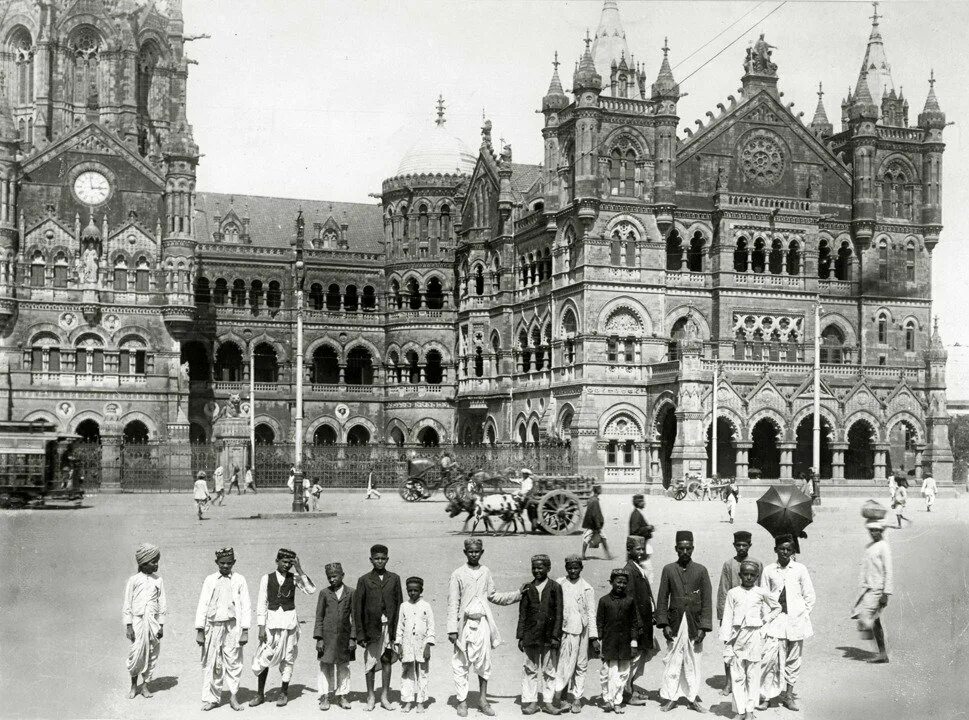 Индия первая в мире. Железнодорожный вокзал в Бомбее 19 век. Бомбей Индия 19 век. ЖД вокзал в Бомбее 19 век. Индии – Бомбее (Мумбаи) 20 век.