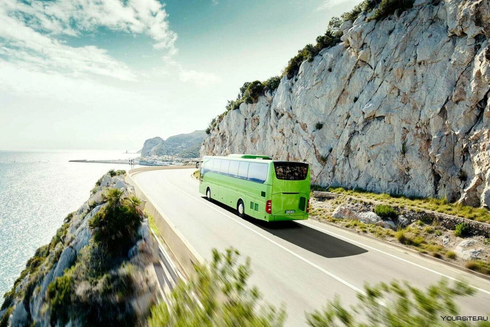 Можно на машине можно на автобусе. Автобус Mercedes-Benz Tourismo Крым. Автобус для путешествий. Красивый автобус. Автобус на море.