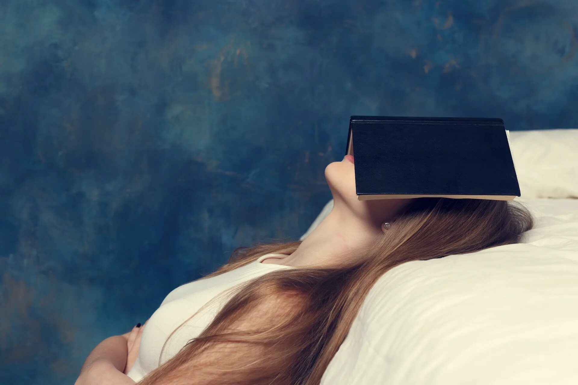 Лицо закрытое книгой. Лицо прикрытое книгой. девушка прикрывает лицо книгой. девушка закрыла лицо книгой фото.